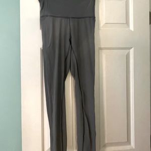 Size 6 lulu leggings - wunder under with side pockets in a dusty purple color